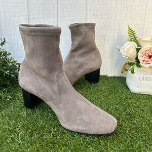 LK BENNETT
Made In Spain Suede Amira Ankle Boots
$350 size 7 New
Color:Warm Grey